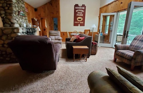 Alton Bay Cabin | Cheerful 4-bedroom cottage overlooking lake