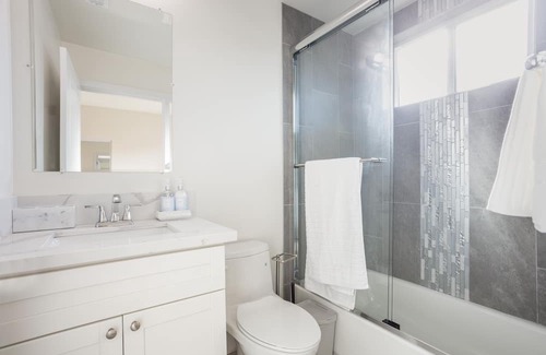 Pico-Union House | Periwinkle by AvantStay | Walk to Staples, Rooftop