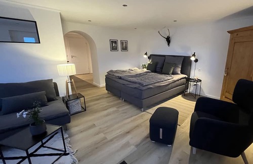 Pelm Apartment | Wellness Appartement Eifelglück mit Blick auf die Pelmer Kasselburg
