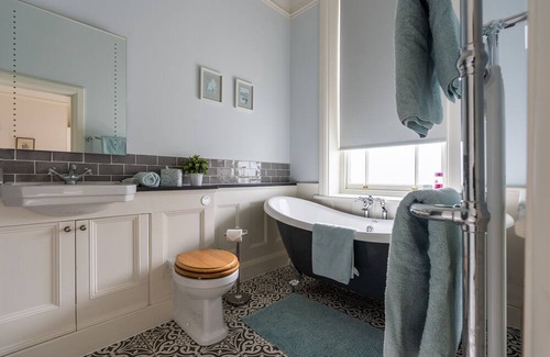 Littleham Apartment | Buck Suite, comfortable, stylish 2-bedroom family apt within a stately home