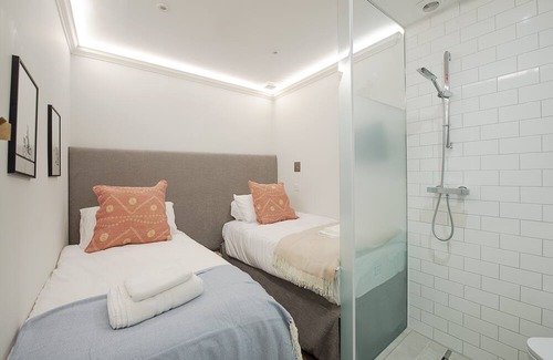 Campden Apartment | Twin bed Kensington Studio, 5mins to Kensington Palace & 10mins to Portobello Rd