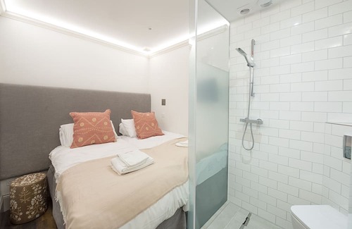 Campden Apartment | Twin bed Kensington Studio, 5mins to Kensington Palace & 10mins to Portobello Rd