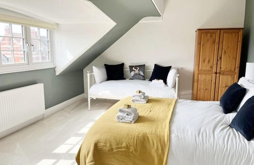 Hoylake House | Stylish & Modern Hoylake Maisonette - Sleeps 8