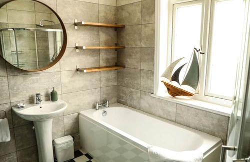 Hoylake House | Stylish & Modern Hoylake Maisonette - Sleeps 8
