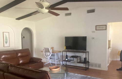 Irving House | Dynamic cozy and peaceful room
