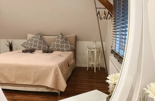 Wolfsbach Apartment | Gemütliche 2-stöckige Ferienwohnung 3 Minuten von der Autobahn!