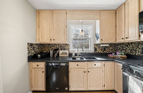 Acworth House | 3 BR - Garden Views - Smart TVs - Porch Swing - Fenced Yard - Washer & Dryer