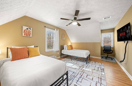 Acworth House | 3 BR - Garden Views - Smart TVs - Porch Swing - Fenced Yard - Washer & Dryer