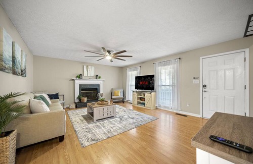Acworth House | 3 BR - Garden Views - Smart TVs - Porch Swing - Fenced Yard - Washer & Dryer