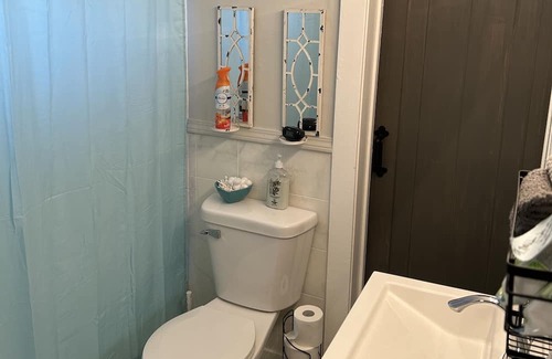 Mishawaka House | Cozy "pet-friendly" quiet, close to Notre Dame, and in a very safe location.