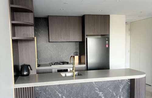 Zetland Apartment | Luxury, New 1 Bed with City Skyline Views! 3min to train.
