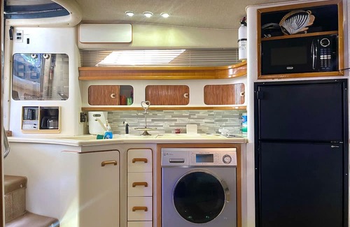 Aventura Boat Rental | Charming boat with 2 bedrooms and WiFi, AC in pleasant Miami