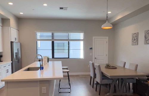 Camelback East House | Arizona desert retreat 3 bed 3.5 bath Family sized home with onsite pool & gym.