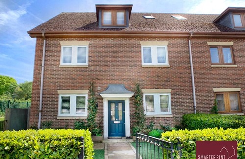 Woking House | Chobham - Parking, Garden, Gated