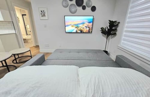Fleetwood House | Modern Cloverdale Suite