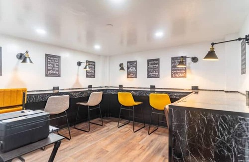 Midtown House | Central Hotel Room with 2 Bedrooms & at Bryant Park - Times Square