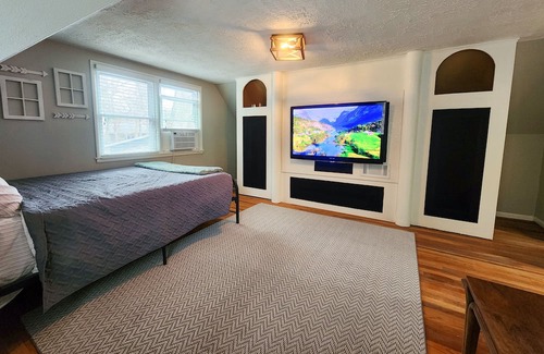 Manhattan House | Adorable and Charming Single-Family Home!