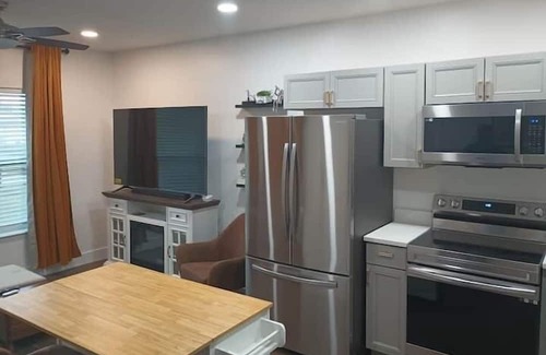 Sunshine Apartment | 3 Bedroom 827629 by Houzlet