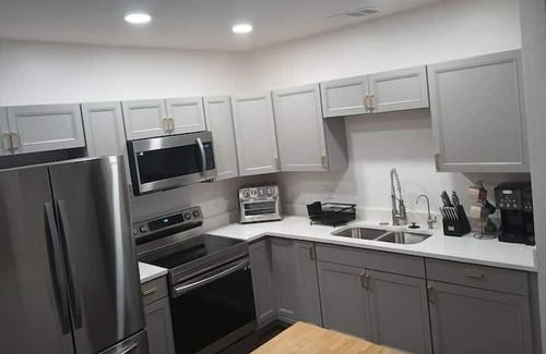 Sunshine Apartment | 3 Bedroom 827629 by Houzlet