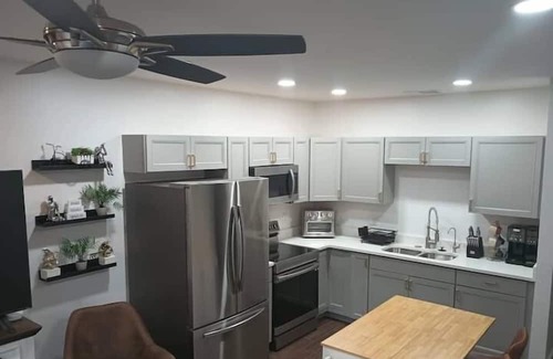 Sunshine Apartment | 3 Bedroom 827629 by Houzlet