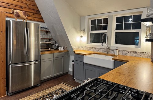 Sturgeon Bay House | Vacation in a renewed cheese factory in the center of everything in Door County