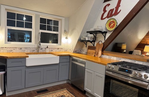 Sturgeon Bay House | Vacation in a renewed cheese factory in the center of everything in Door County