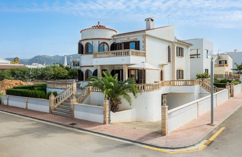 Urbanizacion S'Estanyol House | Holiday Home 'Ca N' Auba' with Private Terrace, Wi-Fi and Air Conditioning