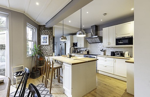 St. Leonard's House | Gorgeous 4-bed Home with a Fireplace and Terrace