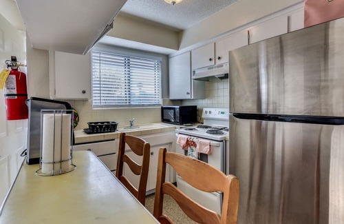 Downtown Apartment | Centrally Located Apt ~ Half-Mi to UCSF Fresno!