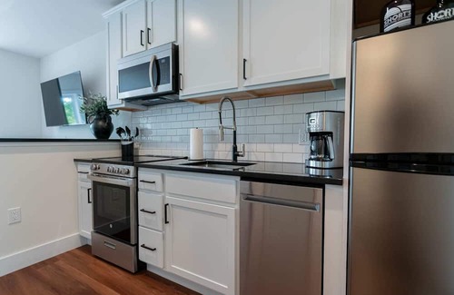 Bellaire Apartment | Walk to Short's Cozy Studio