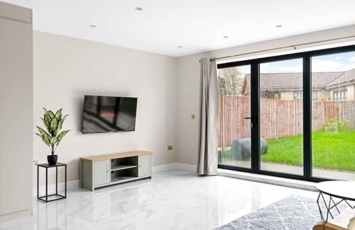 Heston Central House | Sparkling clean Stylish Brand New 3 bed house
