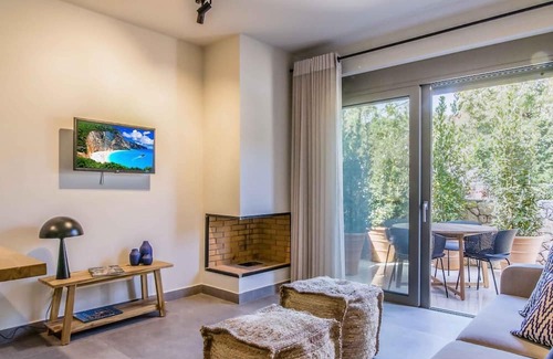 Episkopos House | One-Bedroom Suite Garden View
