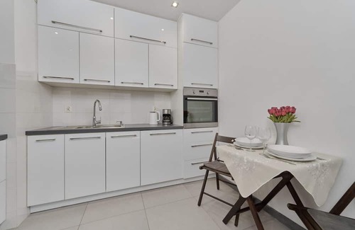 Krzyki Apartment | Lively Green Apartment by Renters
