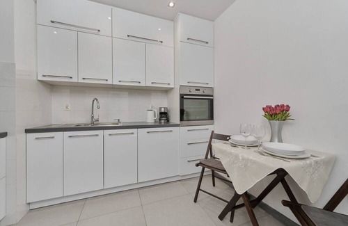 Krzyki Apartment | Lively Green Apartment by Renters