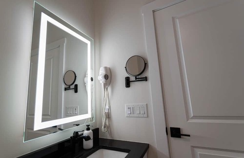 Bellaire Apartment | 2BR 2BA Resort Walk to Short's