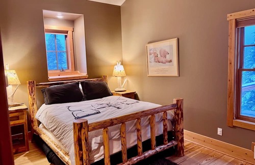 Sandpoint Cabin | Ski in/Ski out cozy log cabin with fireplace on Schweitzer Mountain