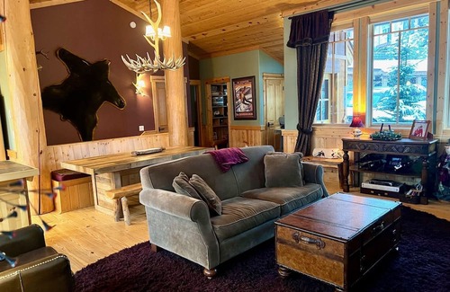 Sandpoint Cabin | Ski in/Ski out cozy log cabin with fireplace on Schweitzer Mountain