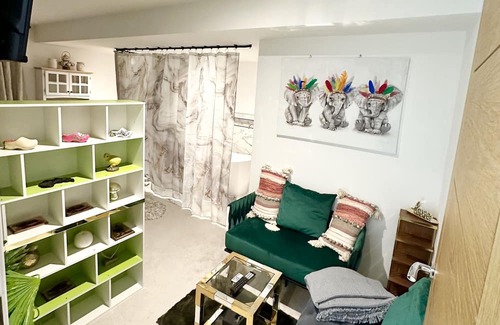 Wolverhampton Apartment | Luxurious and private. Daily,weekly, monthly and long term bookings accepted.