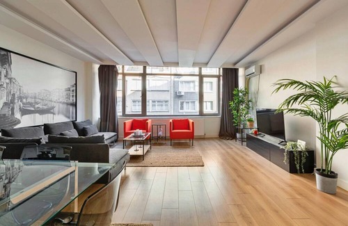 Macka Apartment | Sleek and Central Flat with Backyard in Besiktas
