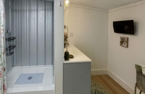 Navarre Cottage | Adorable, fully-equipped coastal cabana near beaches with outdoor grill terrace