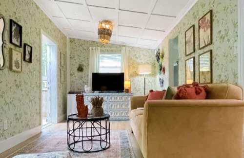 Navarre Cottage | Adorable, fully-equipped coastal cabana near beaches with outdoor grill terrace