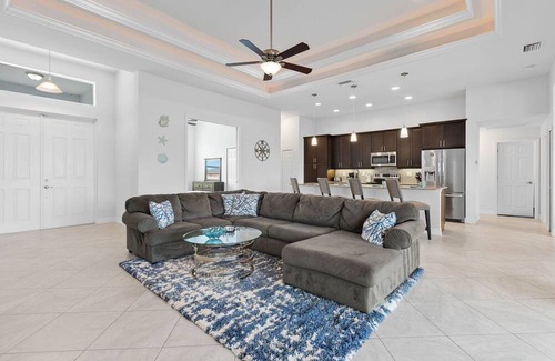 Pelican House | Sleeps 8, Kayaks and Heated Pool