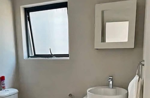 Greater Johannesburg Metropolitan Area Apartment | Classy 2 bedroom/ 2 bathroom high security apartment with uncapped wi-fi