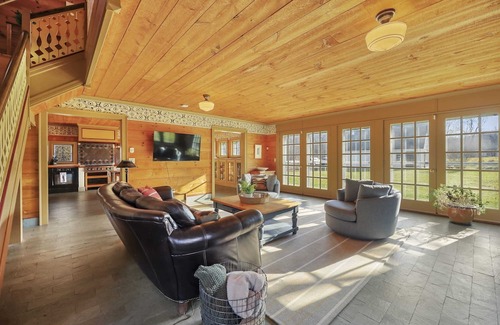 Williamstown House | Elegant Mountain View Retreat By Evergreen Home