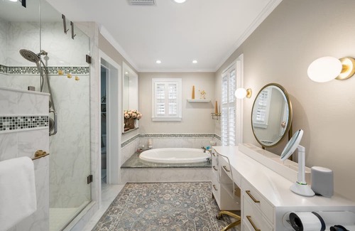 Leesburg House | Luxurious, Georgian-Style Estate, with Dramatic Heated Pool and Lanai