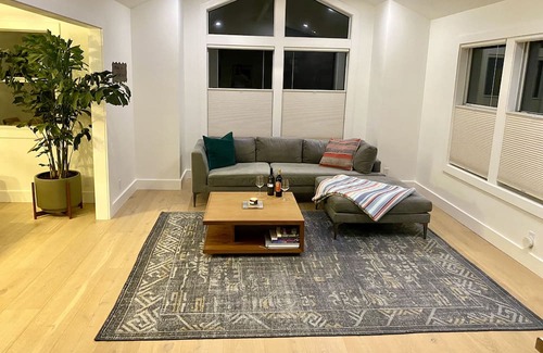 Emerald Hills House | 4 Bd/ 3Ba - Sleek, Modern, Remodeled Home