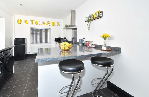 Burslem House | Potter's Rest: Explore the Potteries from this Wonderful Modern 4-Bed House!