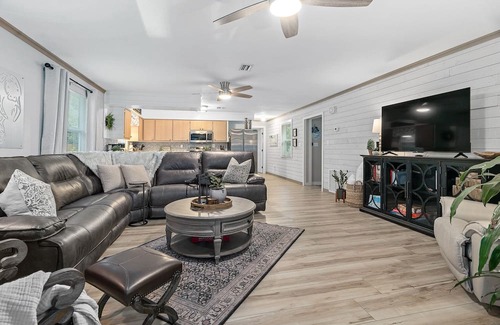 Homosassa House | Waterfront Screen Porch with kayaks to experience the peaceful Halls River!