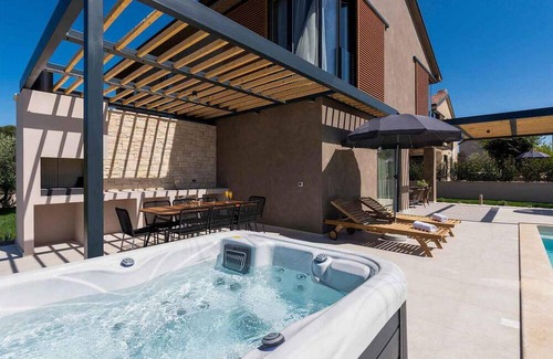 Kadumi House | Villa Albona, modern villa for 4 people with heated pool, whirlpool and sauna only 5.5 km from Porec