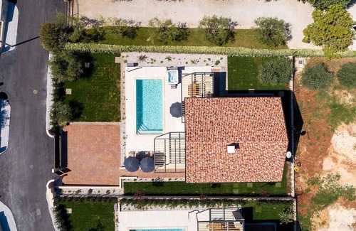 Kadumi House | Villa Albona, modern villa for 4 people with heated pool, whirlpool and sauna only 5.5 km from Porec